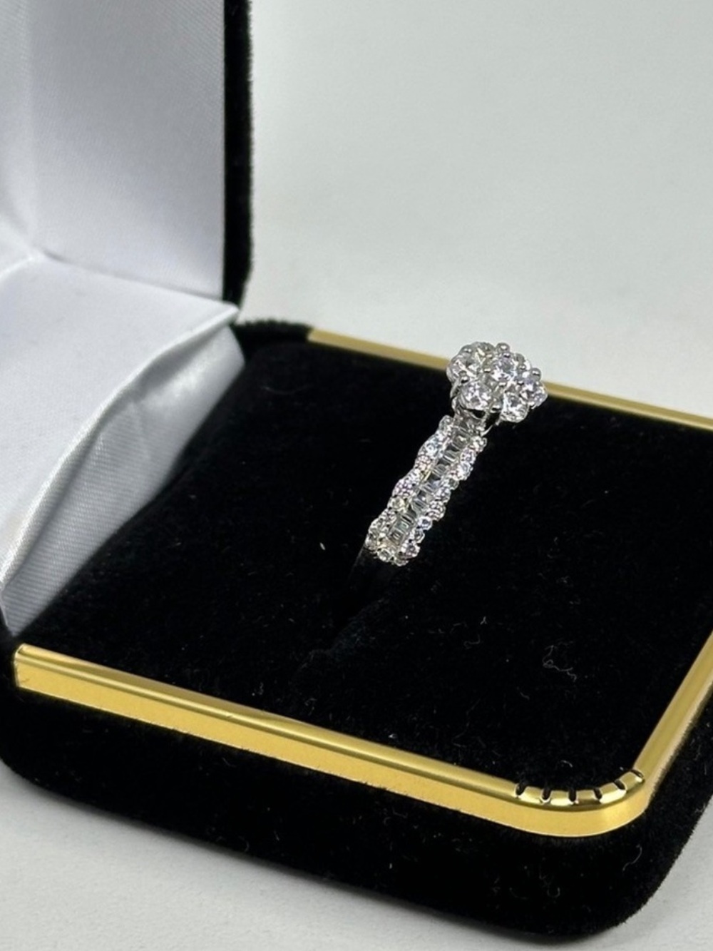 925 Silver Floral Crystal
Cluster Ring - White Sz7 - Picture 11 of 17